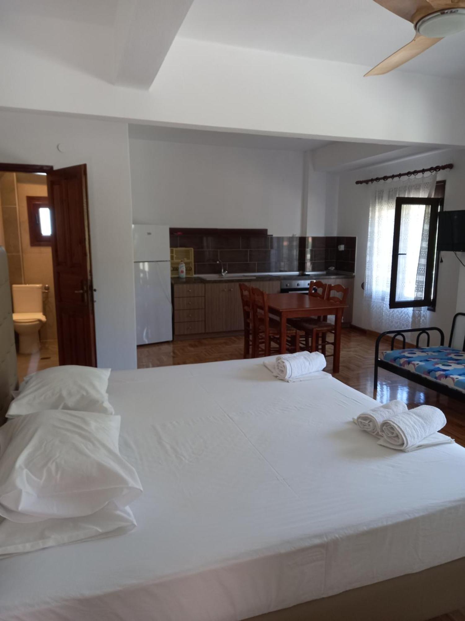 Petradaki Apartments Мола-Каліва Екстер'єр фото